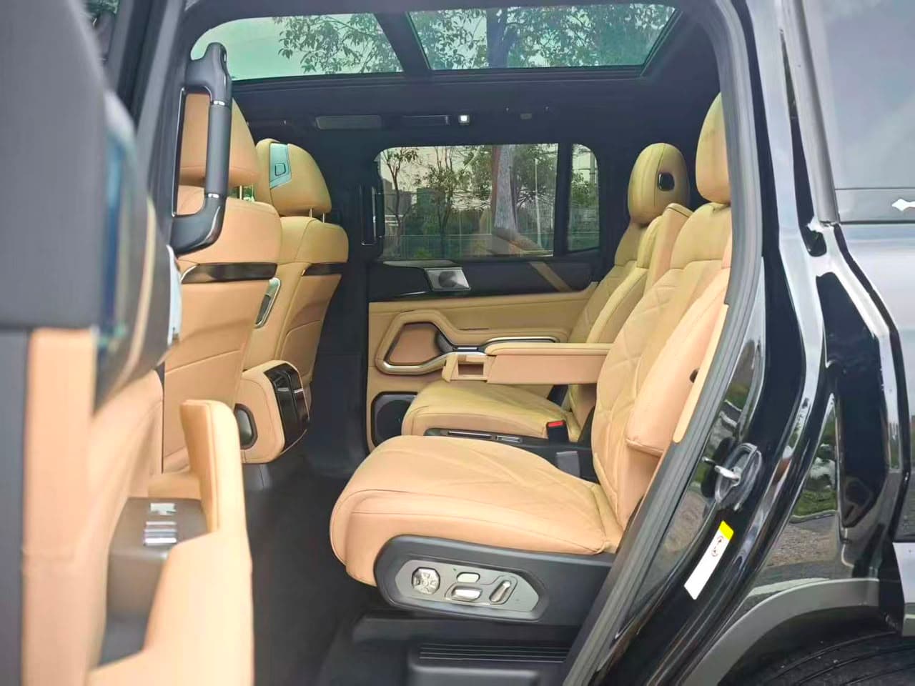 BYD Fangchengbao (Bao 5) Luxury AWD Hybrid Electric Off-Road SUV photo 1