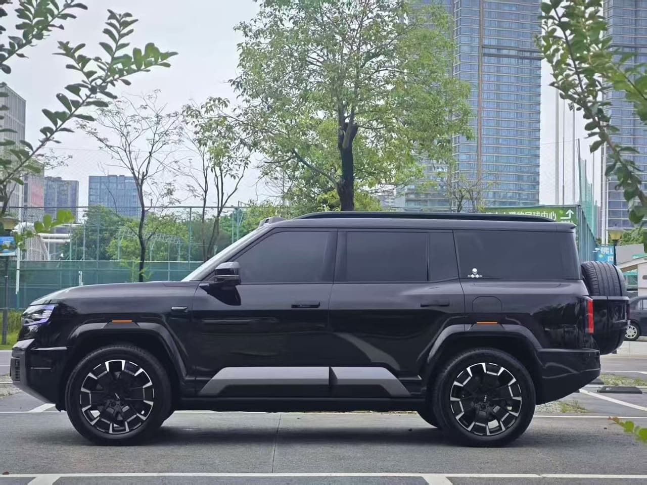 BYD Fangchengbao (Bao 5) Luxury AWD Hybrid Electric Off-Road SUV photo 4