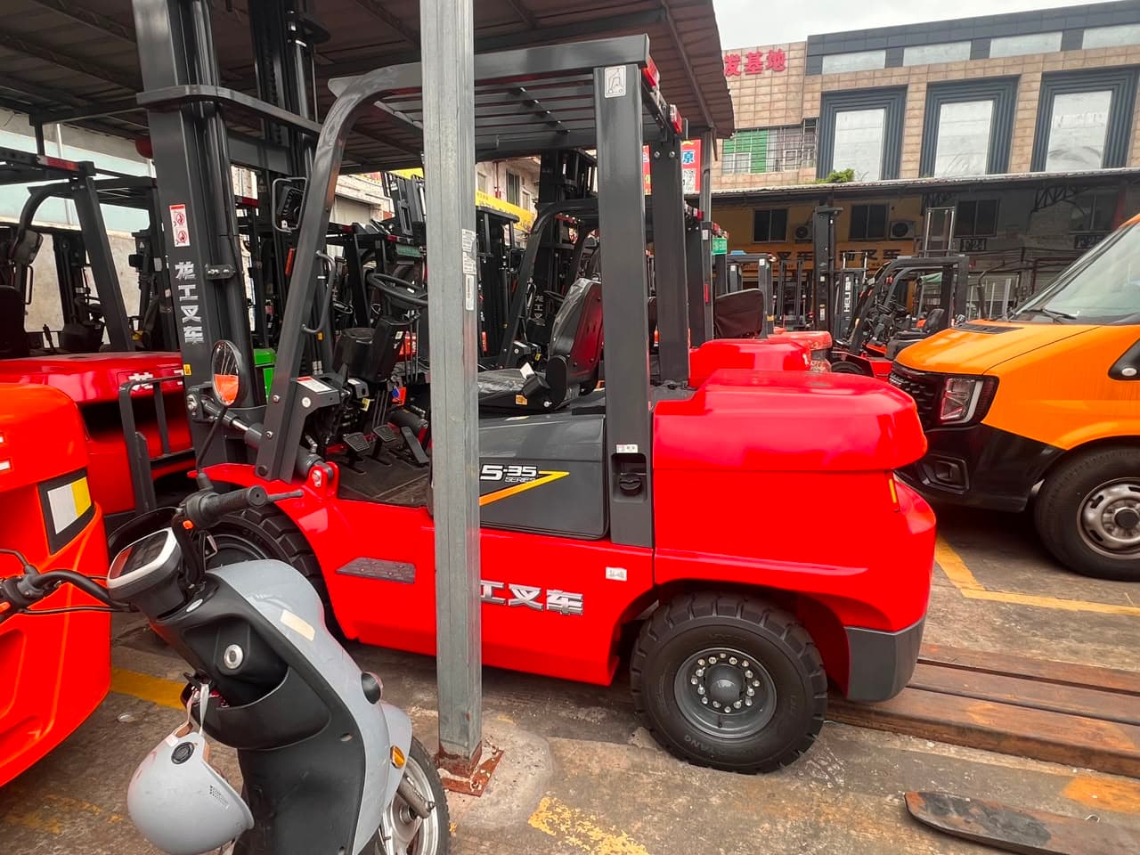 Lonking 5-35 Series Industrial Heavy-Duty Counterbalanced Forklift photo 1